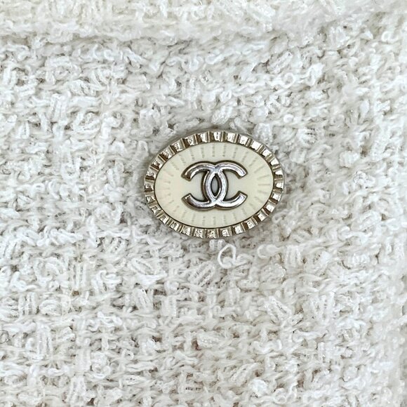 Chanel “Station” Series White pocket logo-buttoned woven tweed skirt - Picture 5 of 9